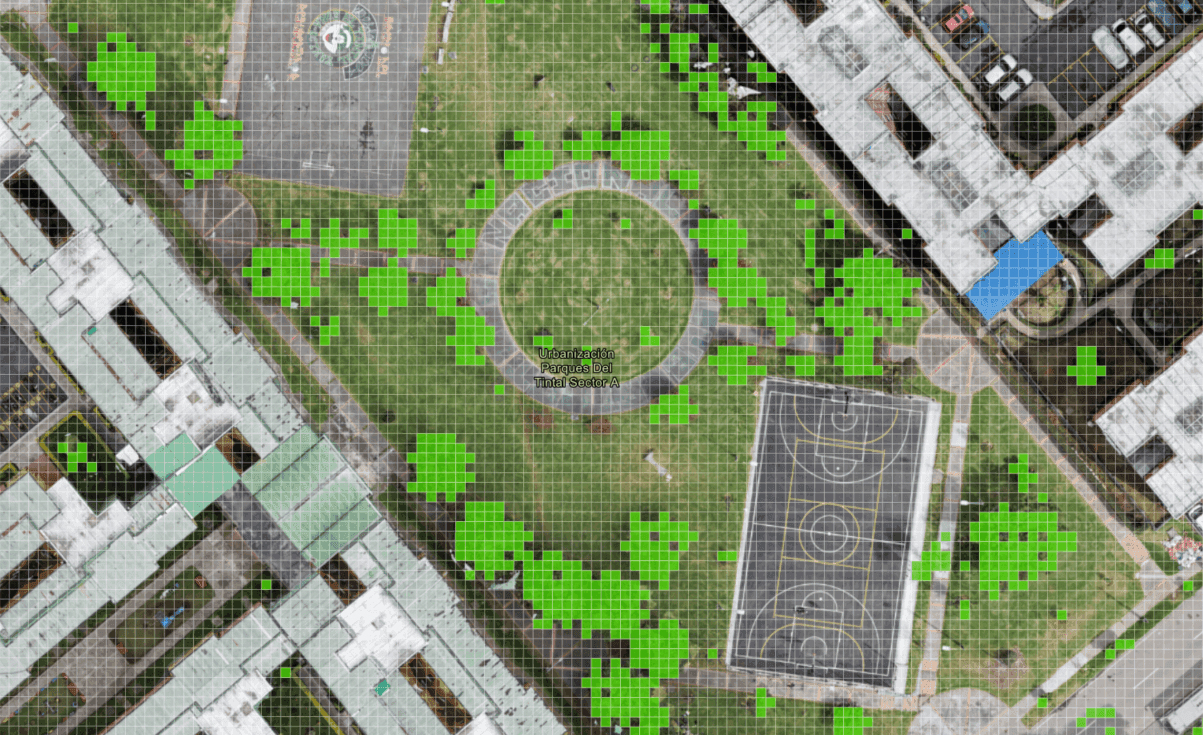 Ortofoto de dron de un parque de la Urbanización Parques del Tintal, en Bogotá, con celdas verdes sobre las copas de los árboles